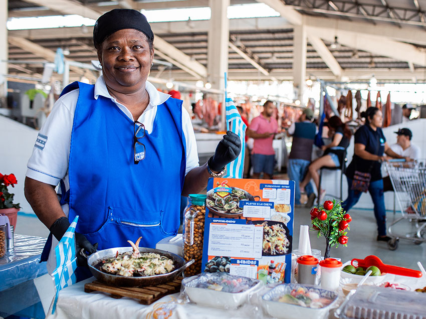 Platos típicos se promocionaron en la feria del mercado de Sauces IX