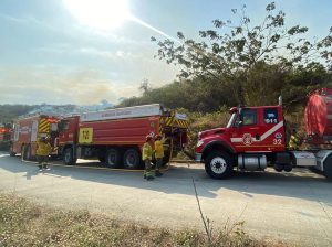 Bomberos de Guayaquil sofocaron incendio en las faldas del Cerro del Carmen