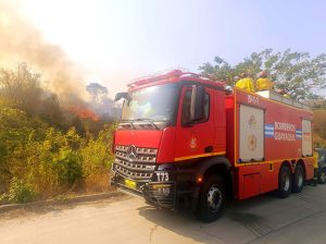 Bomberos de Guayaquil sofocaron incendio en las faldas del Cerro del Carmen