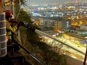 Bomberos de Guayaquil sofocaron incendio en las faldas del Cerro del Carmen