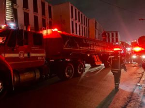 Bomberos de Guayaquil sofocaron incendio en las faldas del Cerro del Carmen