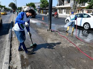 Limpieza profunda en la Av. Abdón Calderón del Guasmo Sur