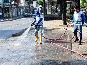 Limpieza profunda en la Av. Abdón Calderón del Guasmo Sur