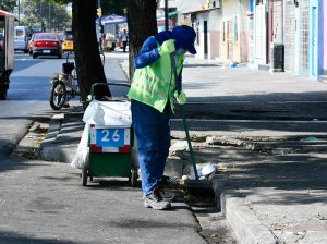 Limpieza profunda en la Av. Abdón Calderón del Guasmo Sur