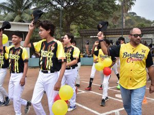 60 equipos inauguraron la Liga de Beisbol de Miraflores