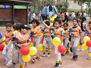 60 equipos inauguraron la Liga de Beisbol de Miraflores