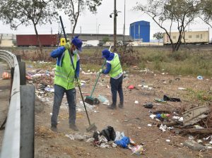 En cinco kilómetros, Urvaseo recogió 120 sacos de basura