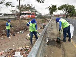 En cinco kilómetros, Urvaseo recogió 120 sacos de basura