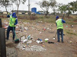 En cinco kilómetros, Urvaseo recogió 120 sacos de basura