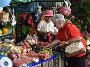 Tres mercados municipales se unen para celebrar a Guayaquil con juegos, artesanías y dulces