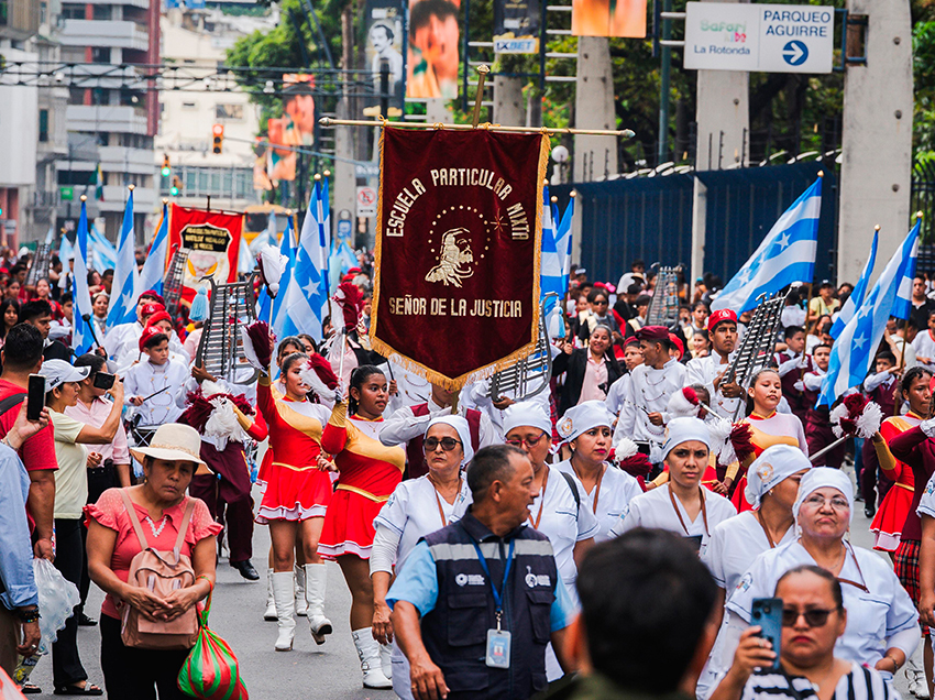 La Perla del Pacífico se viste de fiesta con desfile cívico comunitario